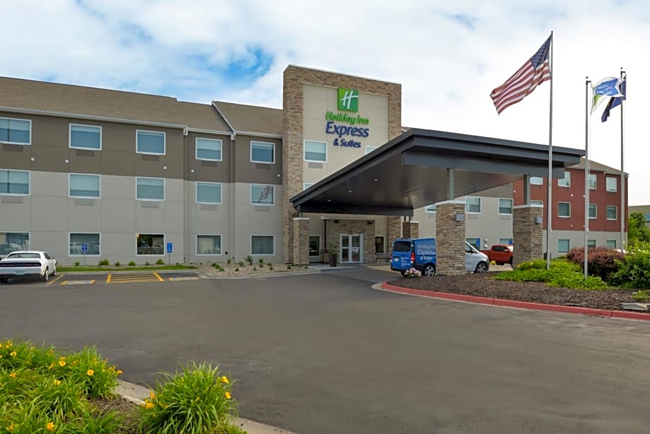 Holiday Inn Express & Suites OMAHA - 120TH AND MAPLE