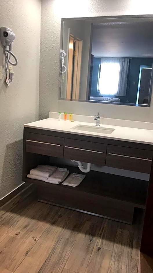 All Seasons Inn & Suites