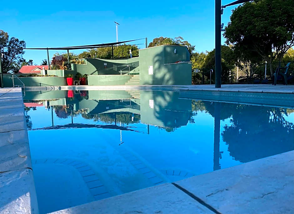 McNevins Logan Park Motel