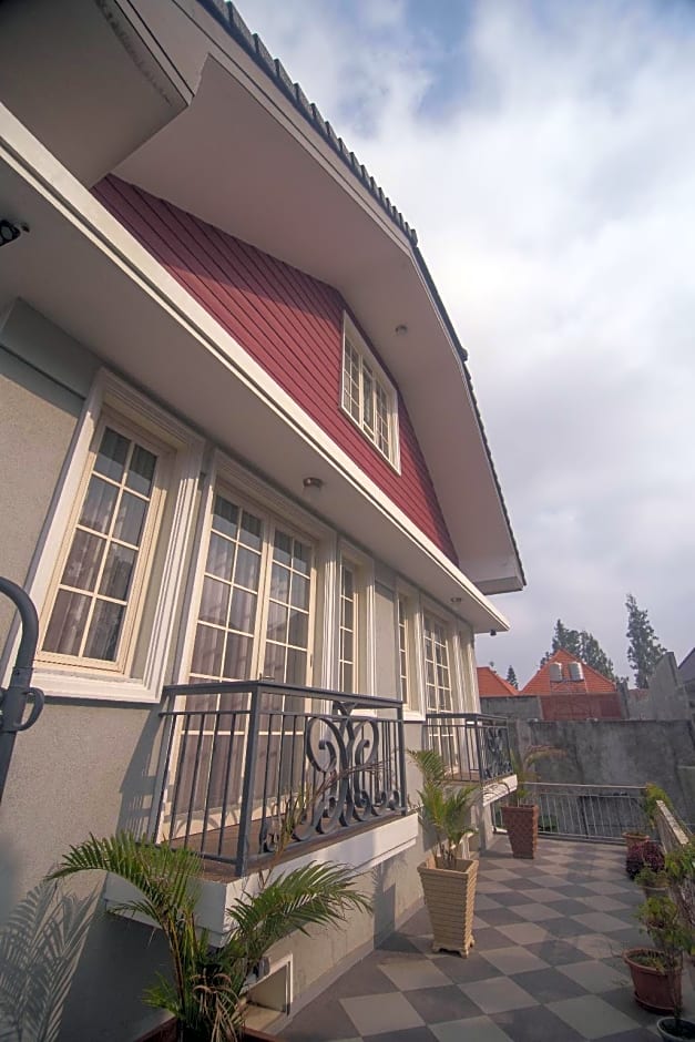 Front One Boutique Baluran Malang