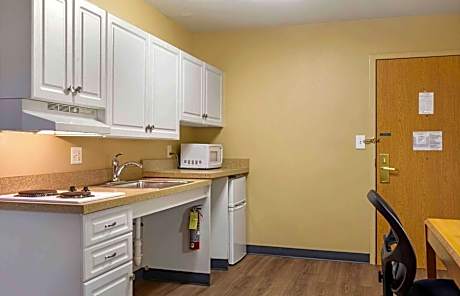 Deluxe Studio with 1 King Bed - Disability Access - Non-Smoking