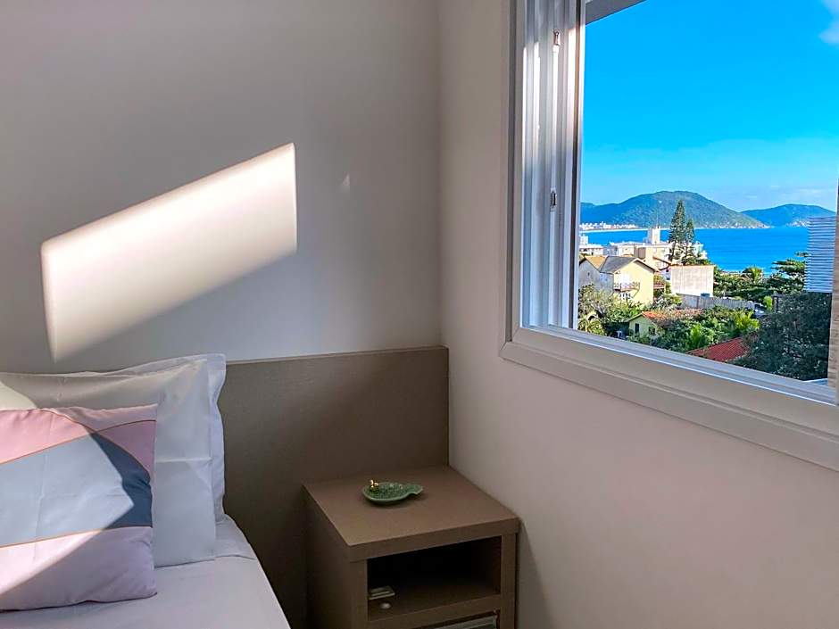 Espaço c/ piscinas e vista panorâmica da Praia