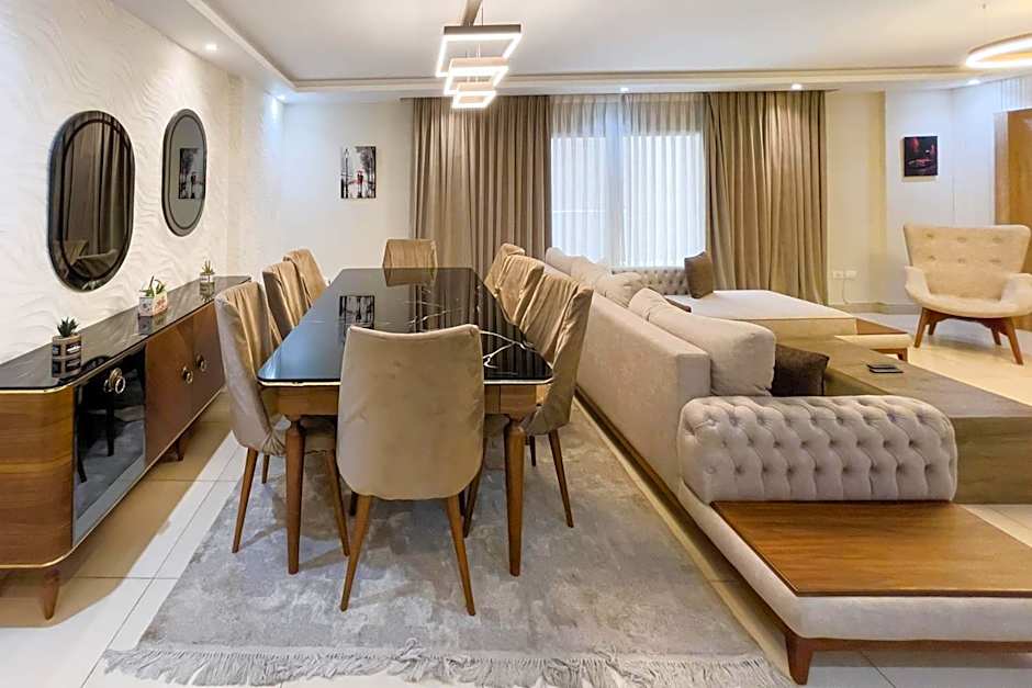 Calm & Classy 2BR - 5 min to Airport