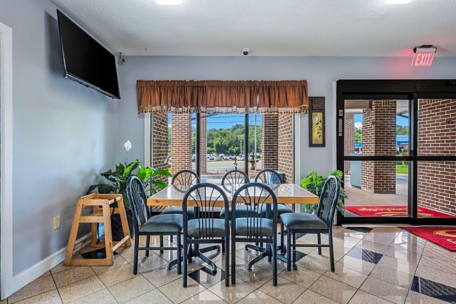 Econo Lodge Inn & Suites