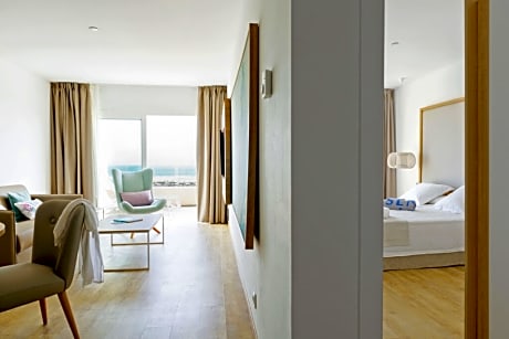 DOUBLE ROOM WITH LATERAL SEA VIEW 2ADULTS+1CHILD