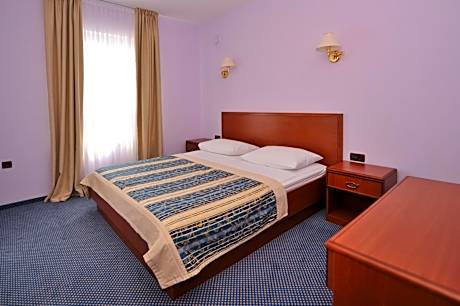 One-Bedroom Suite with Side Sea View