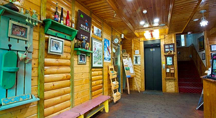 Goodstay White Cabin Pension (Korea Quality)