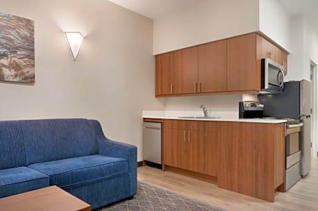 2 Bedroom Suite, (1 King Bed, 1 Queen Bed, Sofa Bed), Full Kitchen