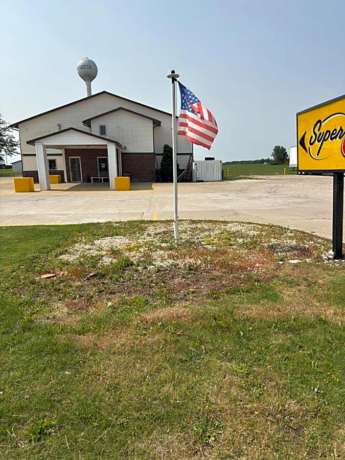 Super 8 by Wyndham Mendota I-39