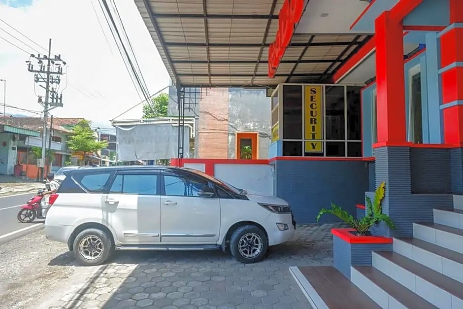 RedDoorz near Alun Alun Batu