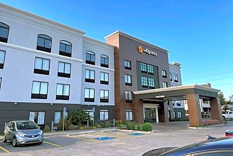 La Quinta Inn & Suites by Wyndham Tulsa Midtown