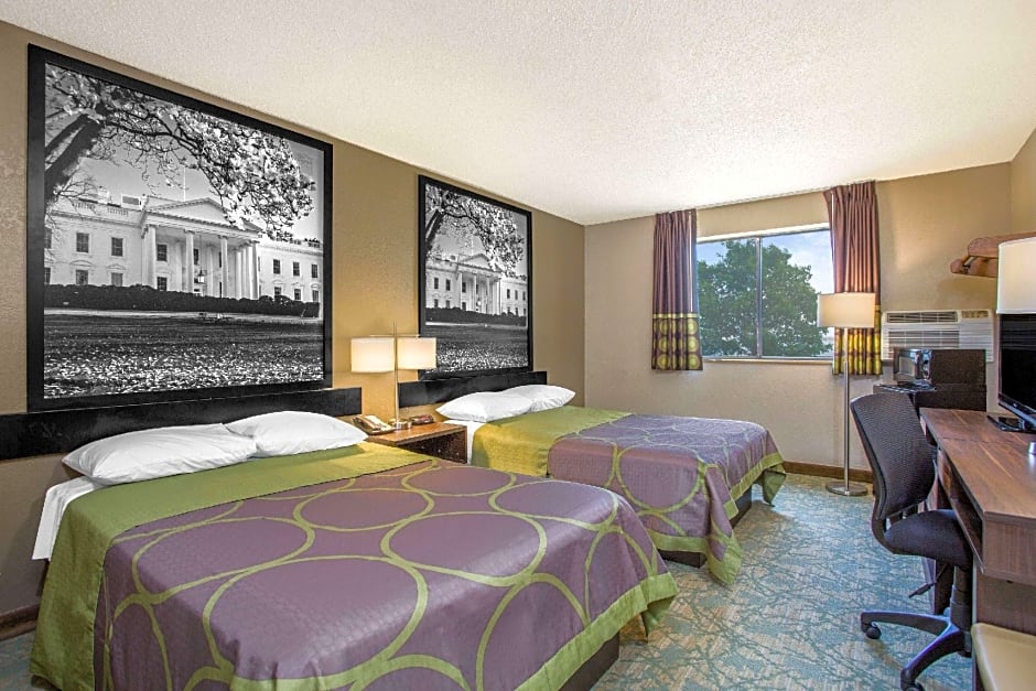 Super 8 by Wyndham Waldorf