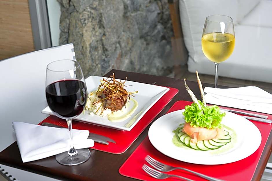 Real Colonia Hotel & Suites