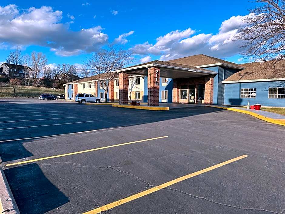 AmericInn by Wyndham Reedsburg