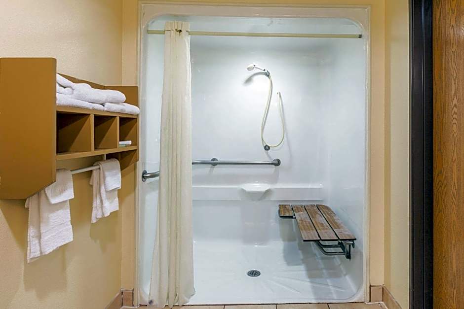 Super 8 by Wyndham League City/Kemah Area