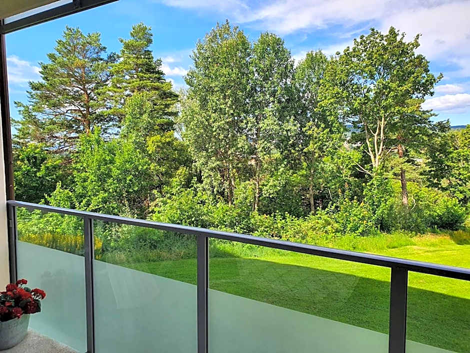 Calm and tidy room in apartment, 14min train ride to city center