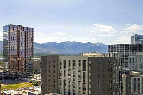 Presidential Suite, 1 King, Non-Private Sofa bed, City view