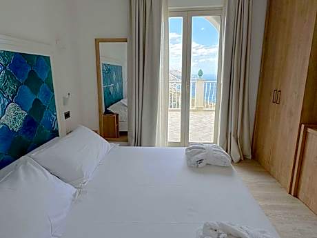 Classic Queen Room with Side Sea View