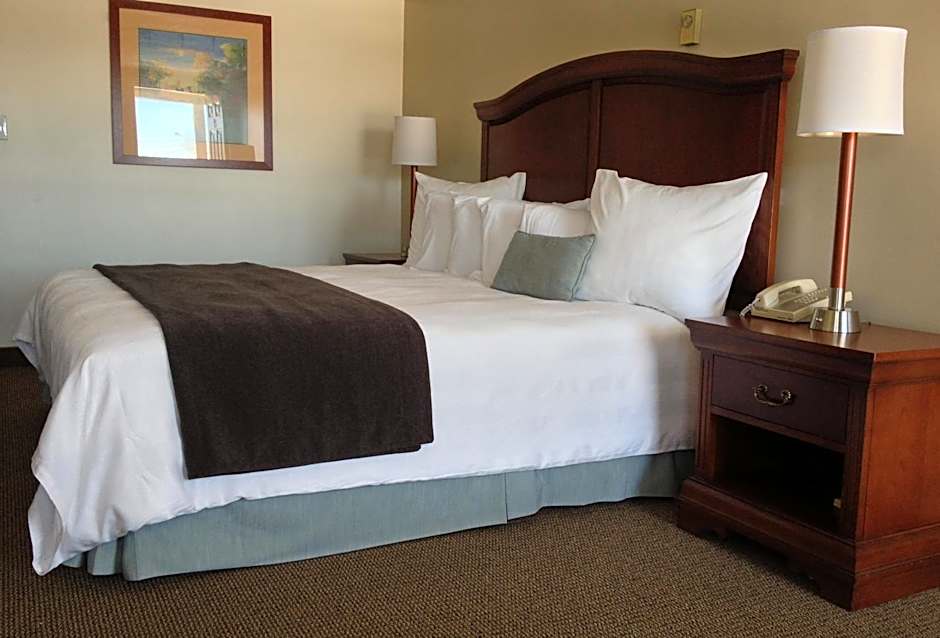 Holiday Hill Inn & Suites