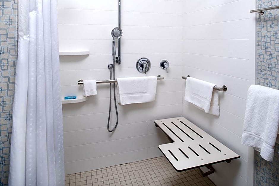 Holiday Inn Express Hotel & Suites Bismarck by IHG