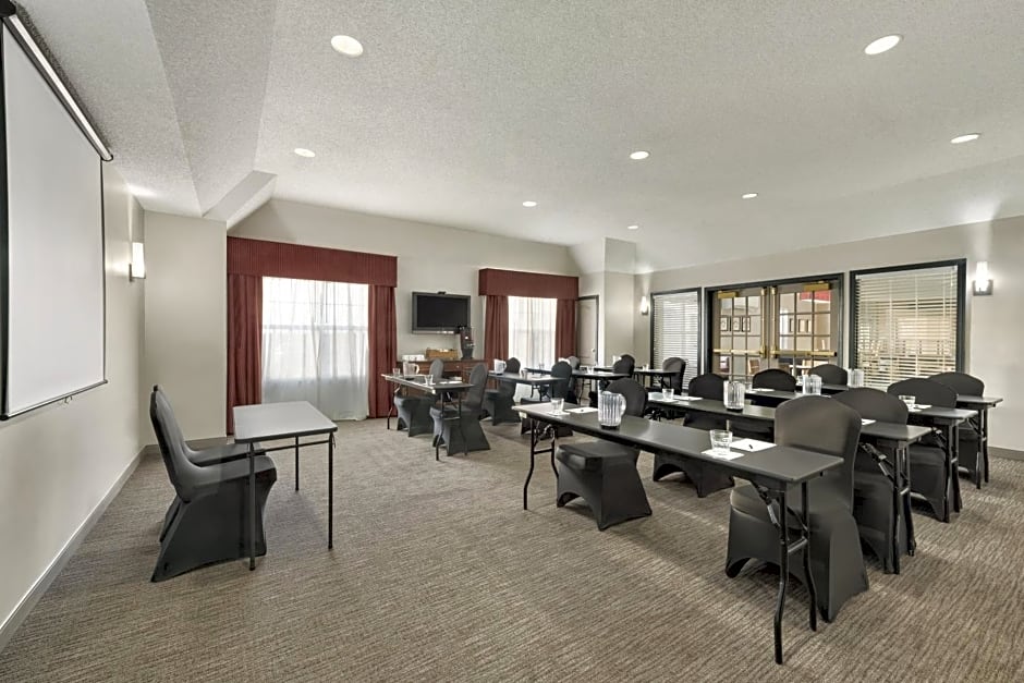 Country Inn & Suites by Radisson, Kansas City at Village West, KS