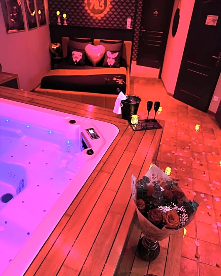 SUITE 785 Chambre Jacuzzi Sauna