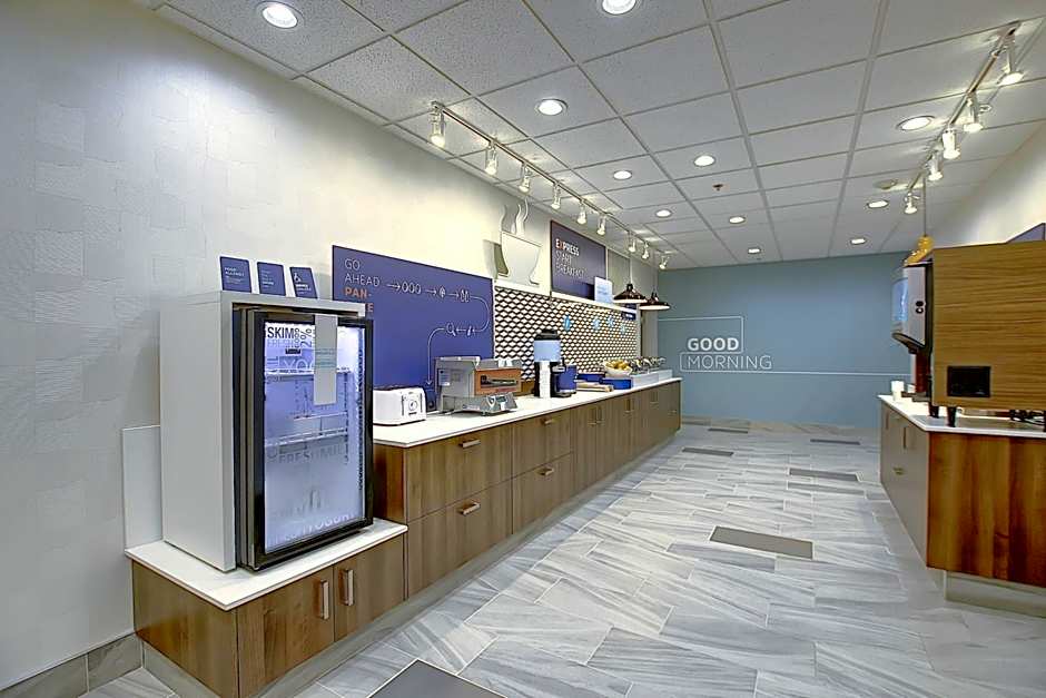 Holiday Inn Express Airport Calgary By IHG