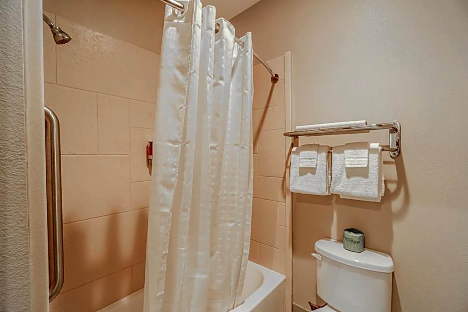 Moulton Inn & Suites By OYO