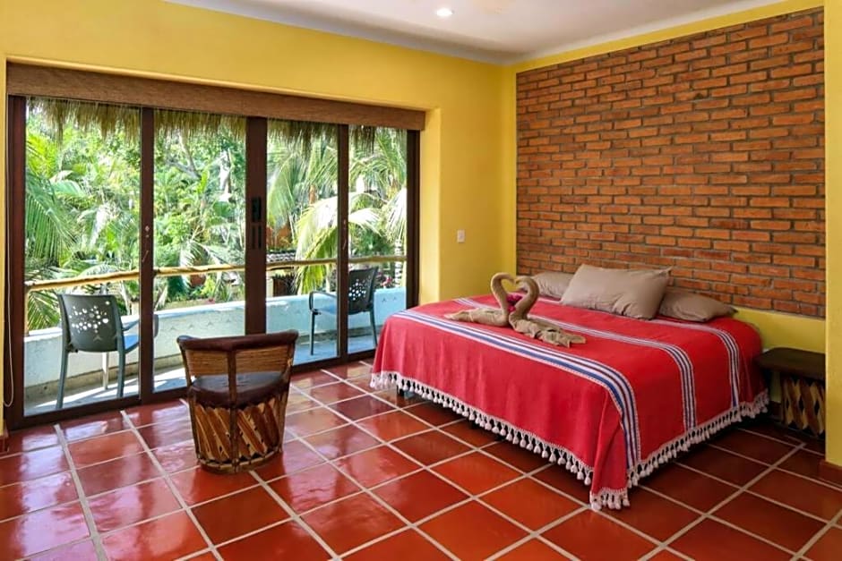 Villa Kiwi. Huge Pool, Steps To Town n Beach. 6 plus BRM 7.5 BTH 3 KCN