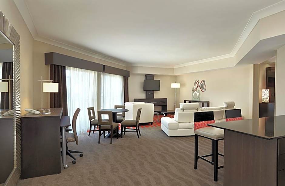 Holiday Inn Express & Suites Naples Downtown - 5th Avenue