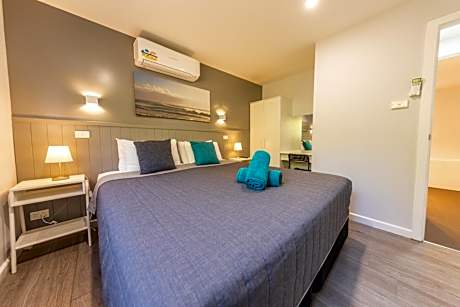 Family Bungalow with Full Kitchen & Laundry - Not Pet Friendly