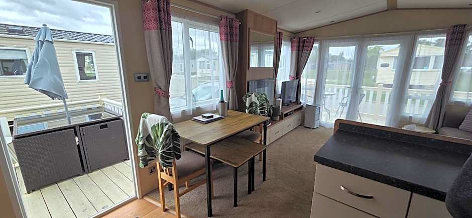 Bianca and marks 8 berth Caravan with Hot tub