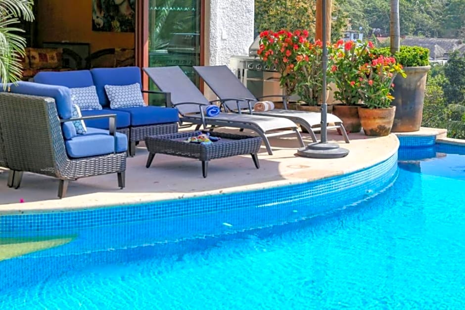 Villa Kiwi. Huge Pool, Steps To Town n Beach. 6 plus BRM 7.5 BTH 3 KCN