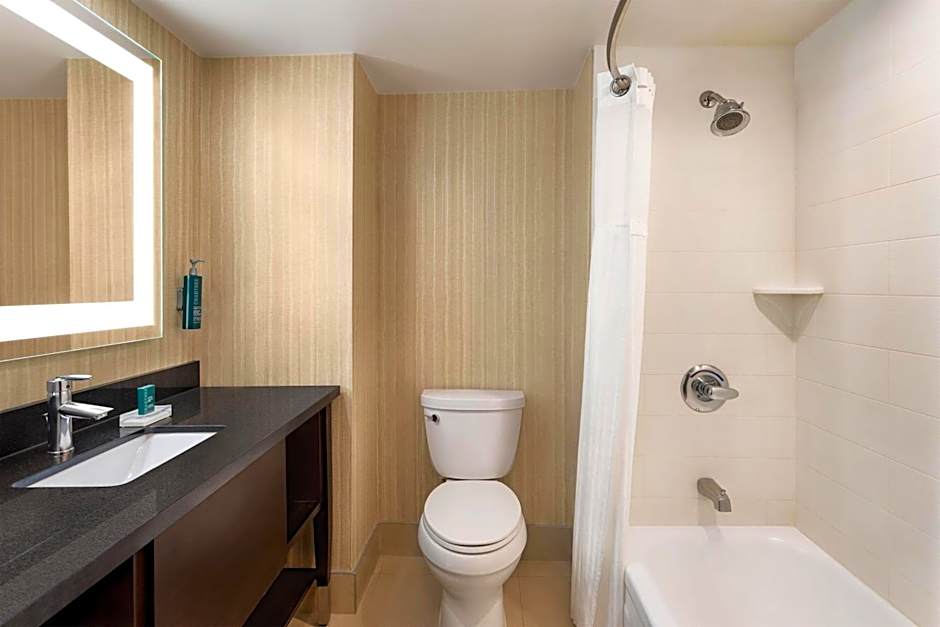 DoubleTree By Hilton Pointe Claire Montreal Airport West