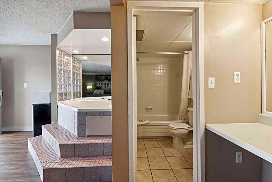 Super 8 by Wyndham Millbury/Toledo