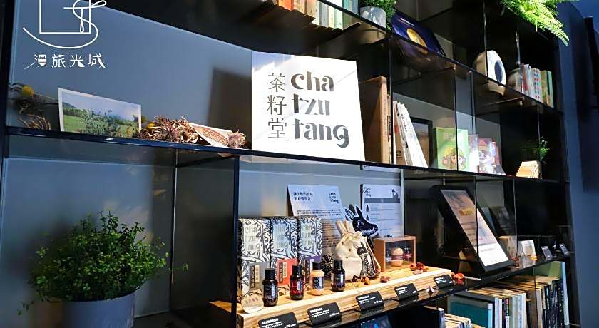 Slow Town Hotel - Glowing