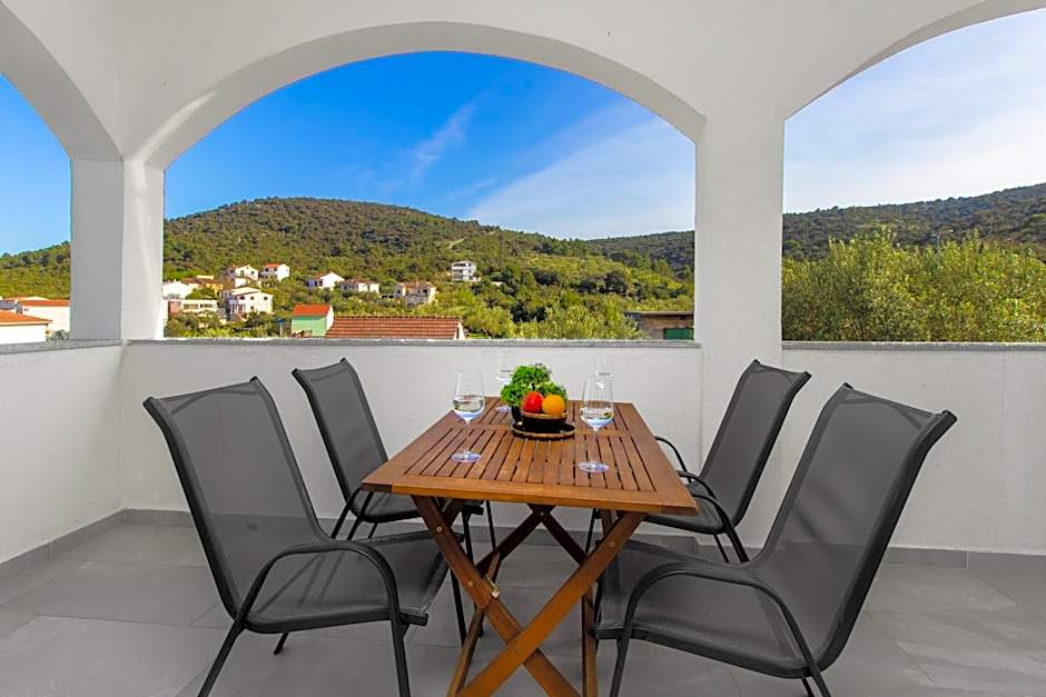 Villa Dalmatian Child with swimming pool, close to the beach