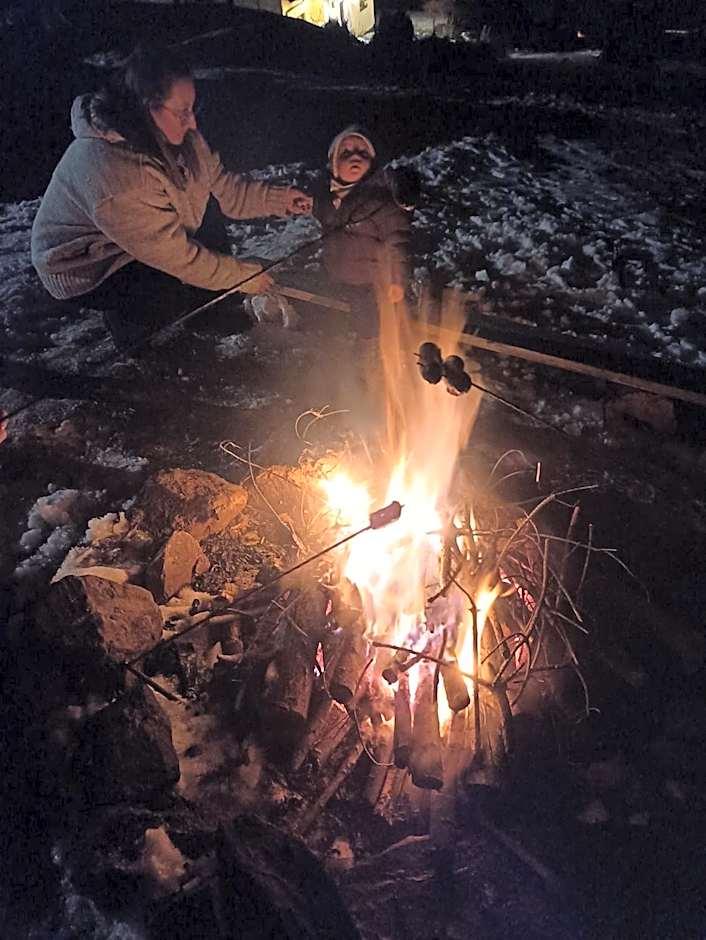 Domki i apartamenty nad jeziorem solińskim z basenem I widokiem na góry