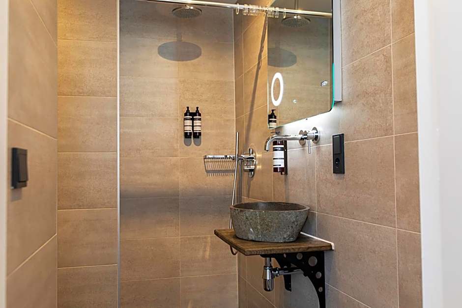 Quentin Golden Bear Hotel