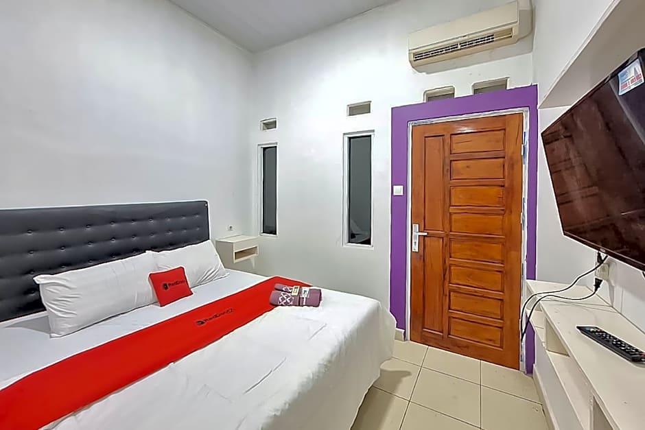 RedDoorz @ Jalan Ahmad Yani Karawang