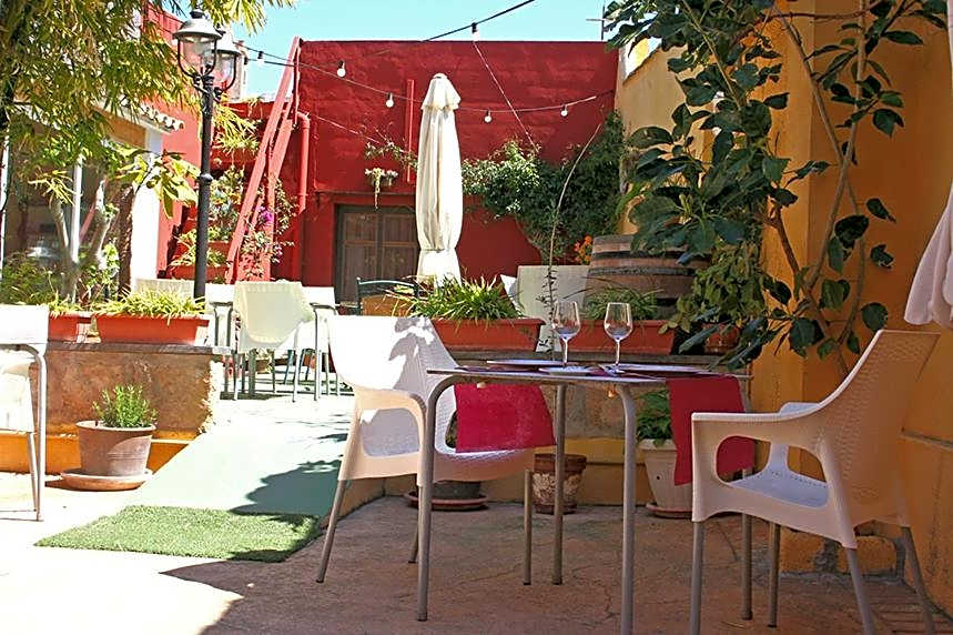 Casa Antiquary - Albergue Turístico