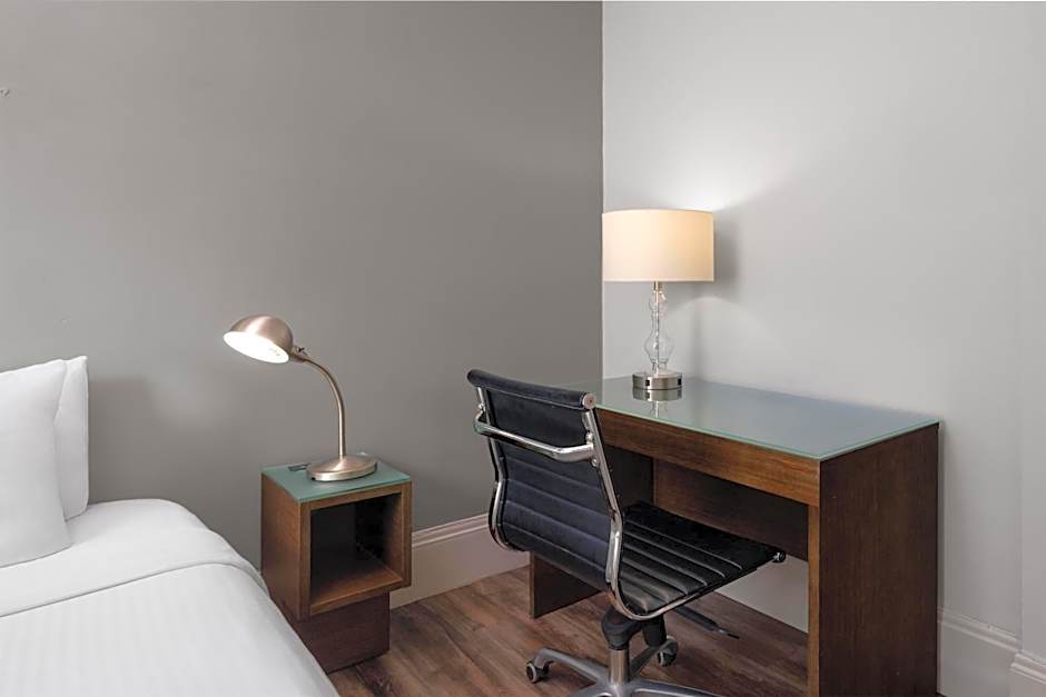 Single Room with Work Desk - Non-Smoking — 4 fotoğraftan 1. fotoğraf