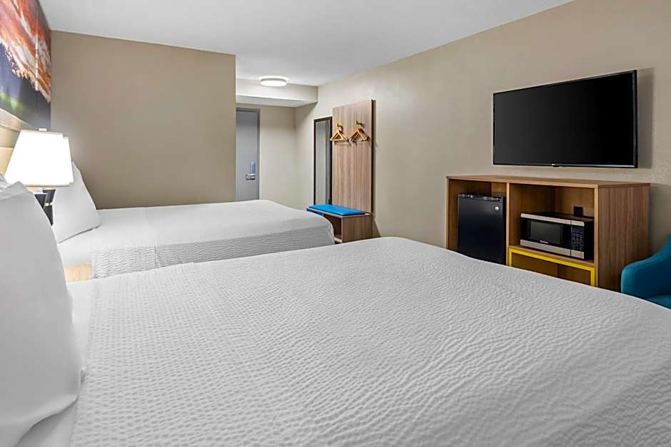 Days Inn & Suites by Wyndham DeSoto