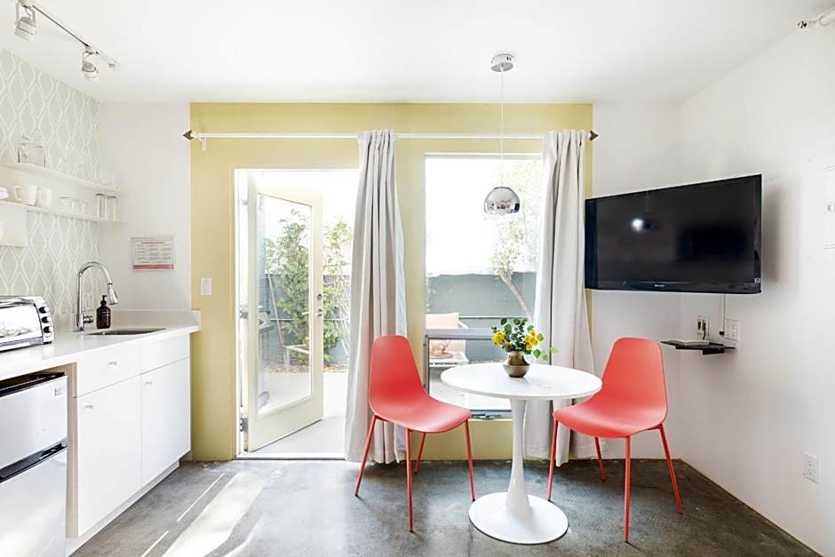 The Wesley by AvantStay Mid-Century Modern Oasis with Pool