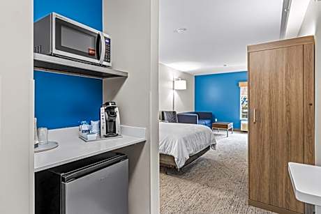 Standard Queen Room with Sofa Bed - Non-Smoking