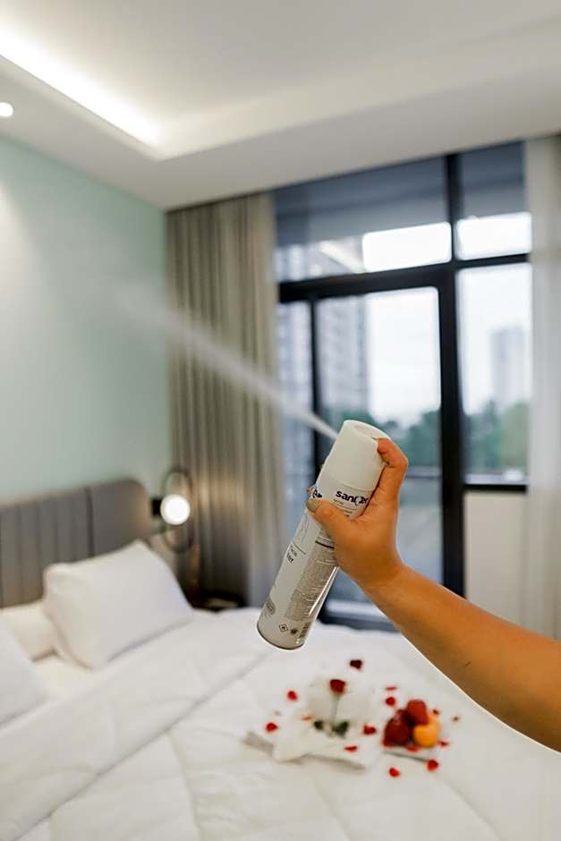 EMKA Lodge studio room the vertu apartemen ciputra world surabaya