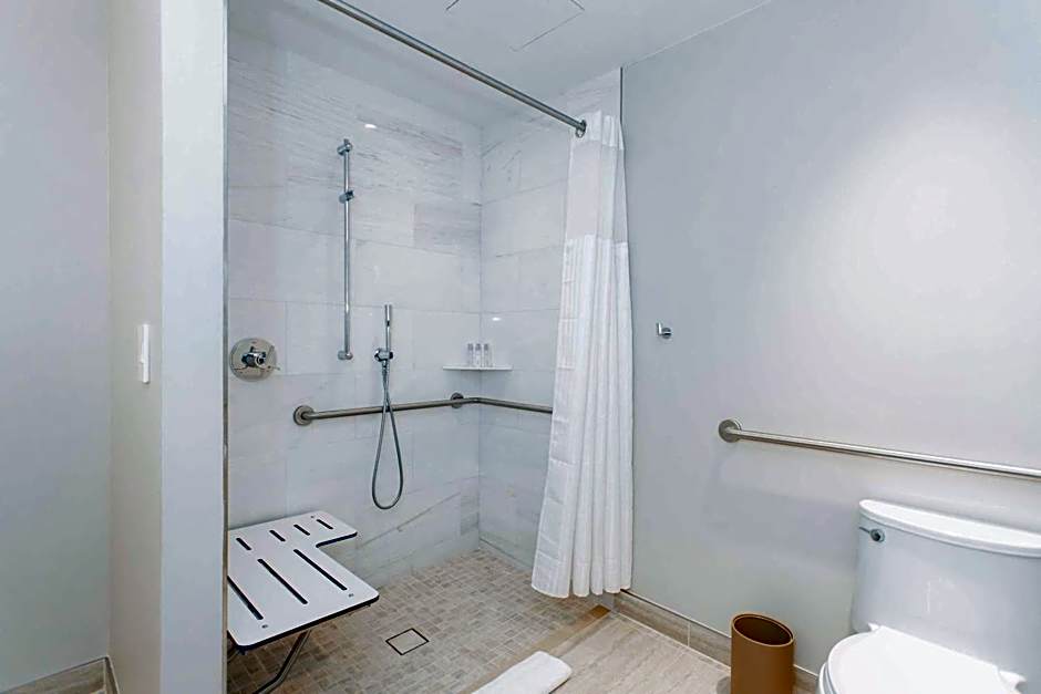 HALL Arts Hotel Dallas, Curio Collection by Hilton