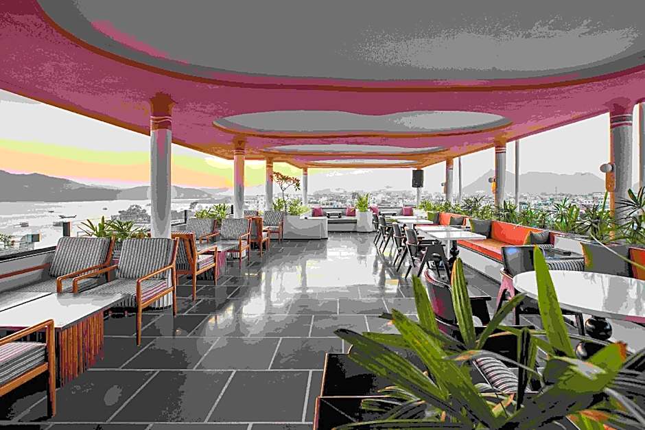 The Red Pier - My Downtown Hotels