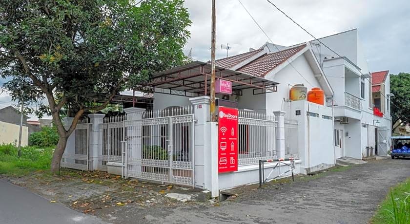 RedDoorz Syariah near Universitas Muhammadiyah Surakarta