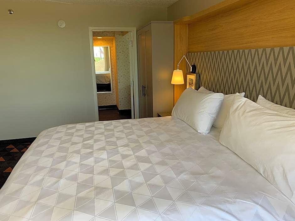 Photo 1 of 3 of Standard 1 King Bed, Jetted Tub